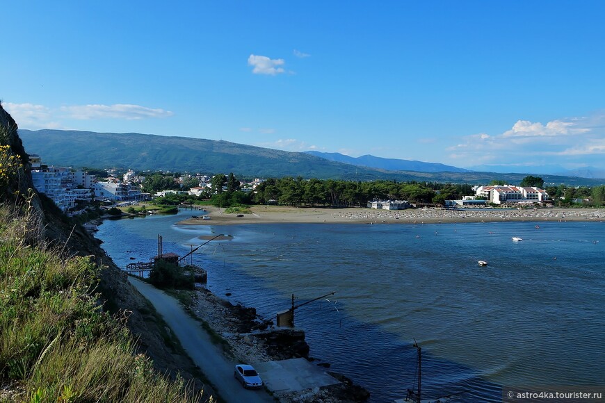 Устье реки Ульцинь. откуда и начинается 13 километровый пляж.