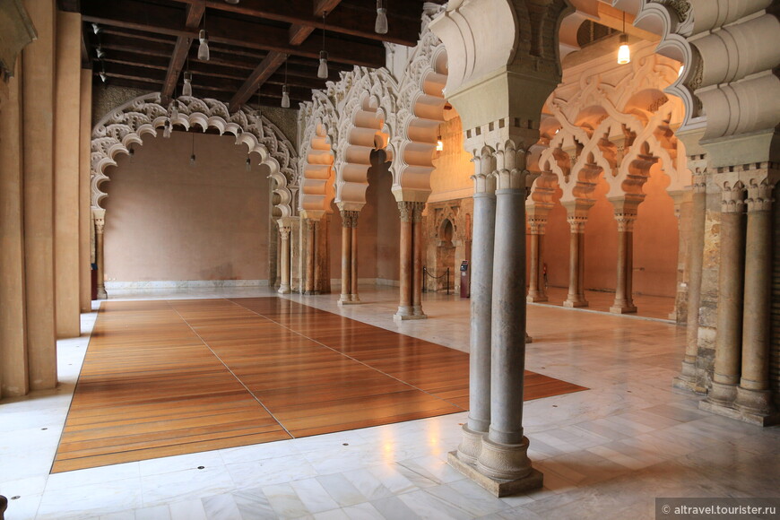 Дворец-крепость Альхаферия в Сарагосе. Памятник стиля мудехар в Арагоне - объект всемирного наследия Юнеско