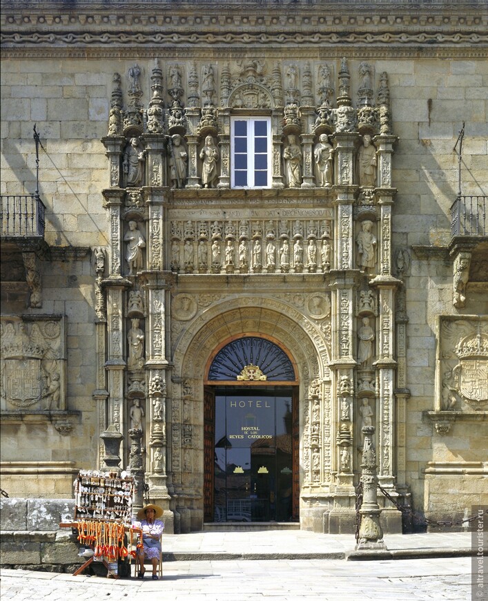 Портал бывшей больницы католических королей в Сантьяго-де-Компостела (Галисия). Вся старая часть этого города - объект всемирного наследия Юнеско