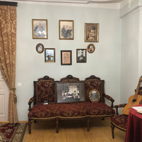Фрагмент экспозиции музея Пирогово. На стене в центре копия известного рисунка И.Е. Репина "Л.Н. Толстой и А.Л. Толстая за роялем" (1908)