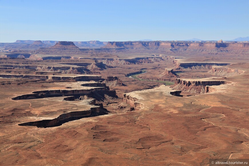 Фото 3. Вид на каньон Зелёной реки. Нижнее плоскогорье окаймлено белой полоской White Rim.

