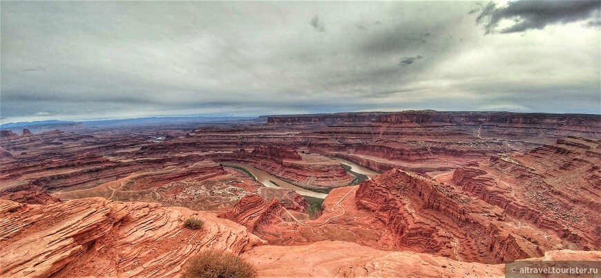 Фото 25. Общий панорамный вид со смотровой площадки Dead Horse Point. Источник: Pholder.com