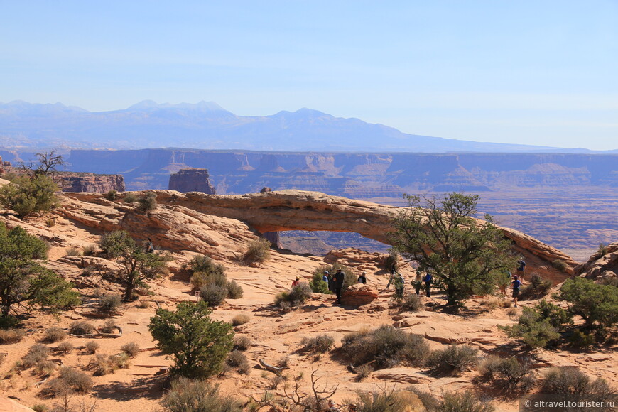 Фото 13. Вид на арку Mesa Arch издалека