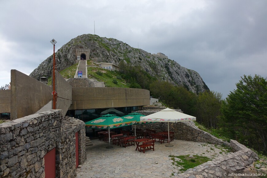 Самые потрясающие места Черногории: мавзолей на вершине Ловчен и знаменитый Которский серпантин