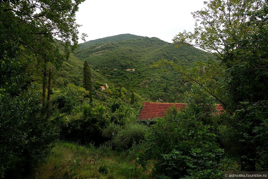 Дома деревни разбросаны по склону горы на приличном расстоянии.