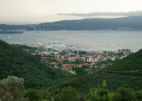 Тиват. Шикарная яхтенная марина Порто Монтенегро построена канадским бизнесменом, её называют черногорским Монако. Это маленький город в городе, где самые дорогие магазины и отели.