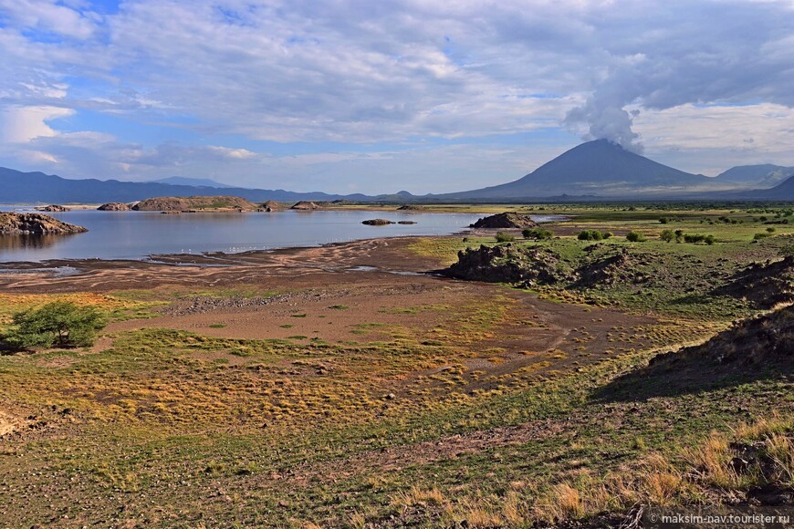 Вулкан Ол-Доньо-Ленгаи и озеро Натрон.