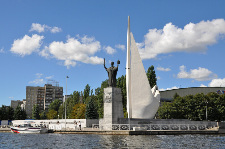 Памятники Николаю Чудотворцу и пионерам океанического лова и рыбакам, погибшим в море