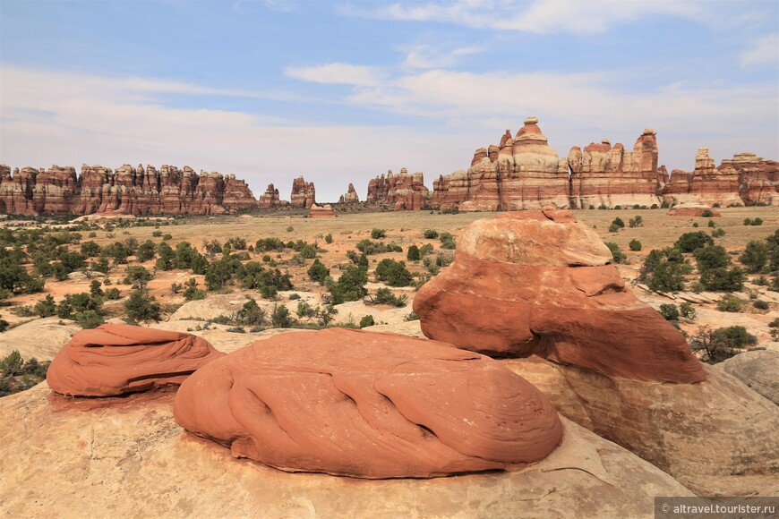 Фото 32. Пейзаж с тремя красными камнями