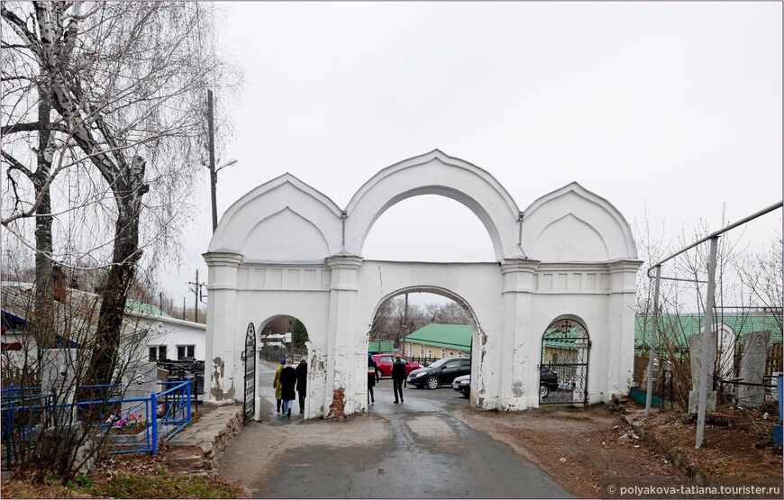 Входные ворота на Ирбитское кладбище.