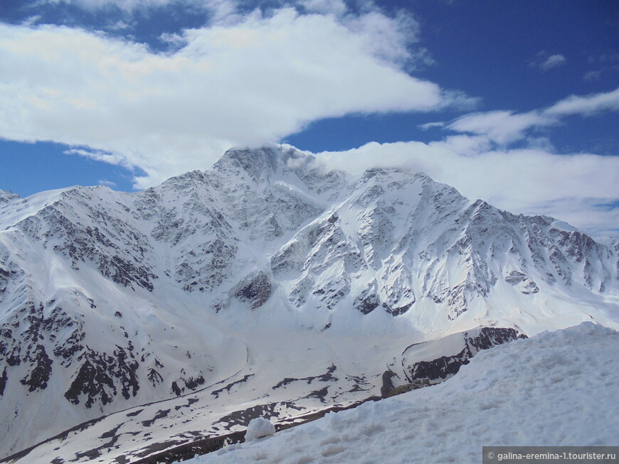 Вершины: в центре - Донгуз-Орун, справа - Накратау. В середине виден ледник Семерка. Вид с Чегета с высоты 2750м.