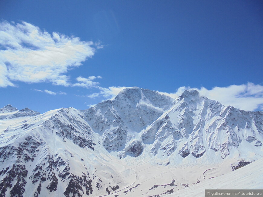 Вершины: в центре - Донгуз-Орун, справа - Накратау. В середине виден ледник Семерка. Вид с Чегета с высоты 3000м.