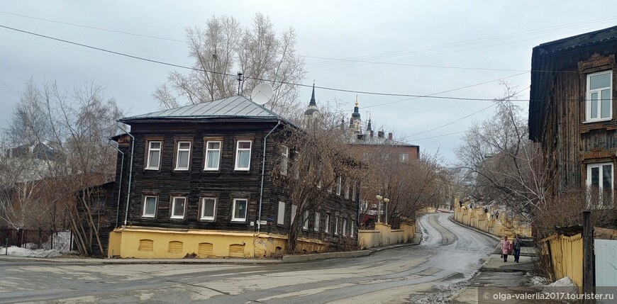  Октябрьский  взвоз  ведет к Воскресенскому собору.