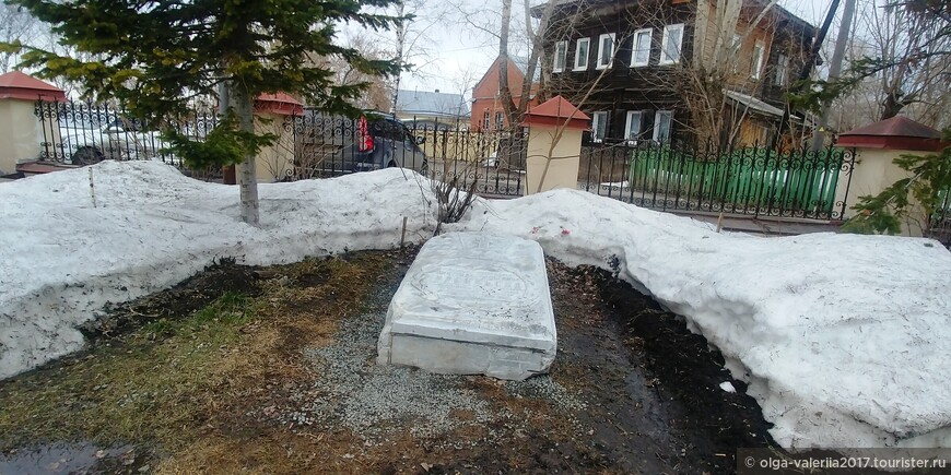 Место захоронения и могильная плита известного томского мецената 
 купца А.А.Васильева.