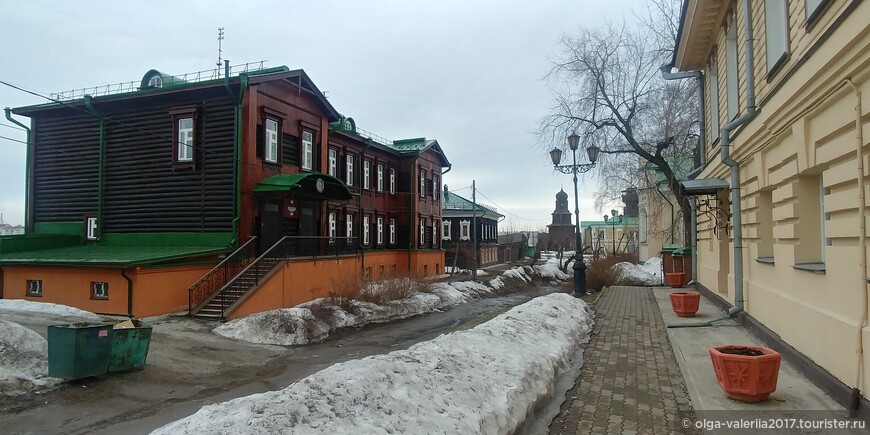 Улица Бакунина. справа католический костел , слева здание принадлежащее религиозной общине. Вдали Спасская башня Томского острога.