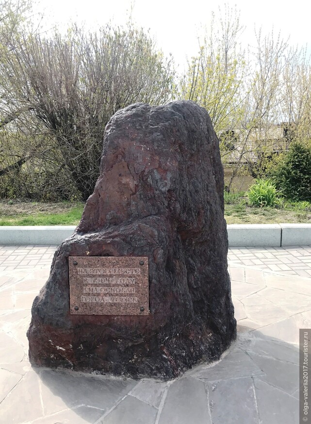 Камень на месте основания Томска.
 Здесь в 1604 году был основан город Томск.