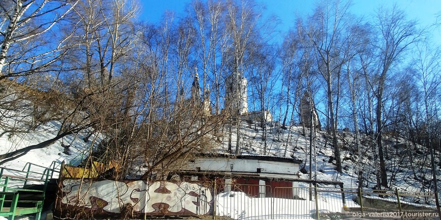  Вид на Воскресенскую  церковь со стороны Кузнечного взвоза. Возможно  здесь запускал дьявольский  шар Радищев. 