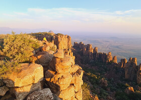 Национальный Парк CamdeBoo создали только в 2005 году. Своей задачей власти ЮАР, объявившие заповедной зоной почти 20 тысяч гектаров земли, поставили сохранение уникальных природных ландшафтов.