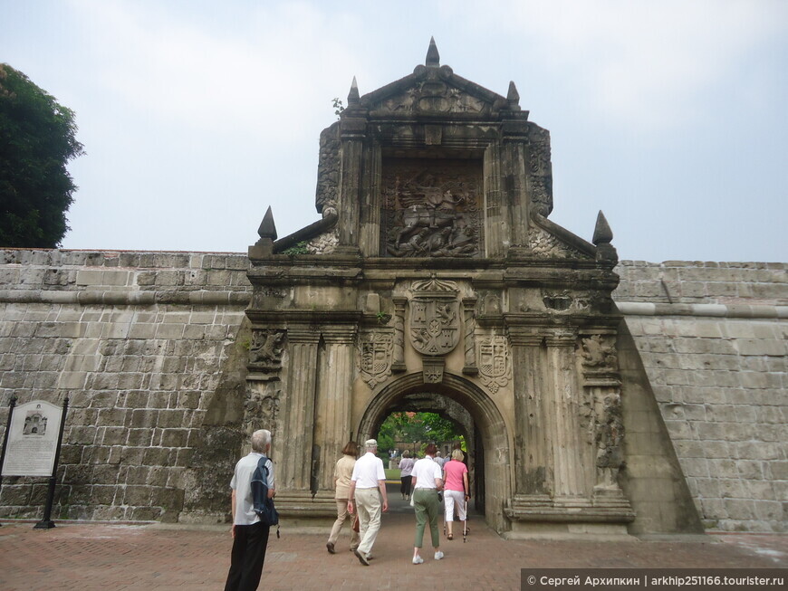 Испанский форт Сантьяго в столице Филиппин — Маниле