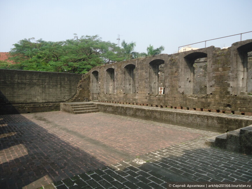 Испанский форт Сантьяго в столице Филиппин — Маниле