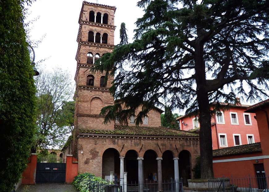 Фасад и кампанила церкви Сан Джованни а Порта Латина
