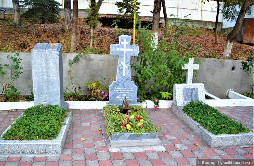 В середине - памятник протоирею Иоанну