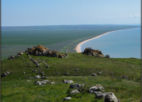 Крым: два моря, два озера и дикие тюльпаны