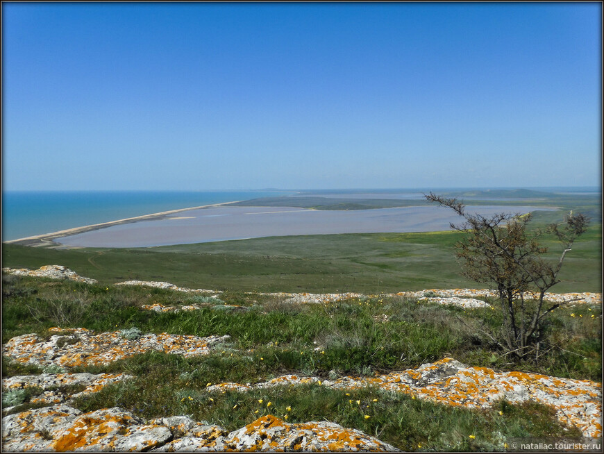 Крым: два моря, два озера и дикие тюльпаны