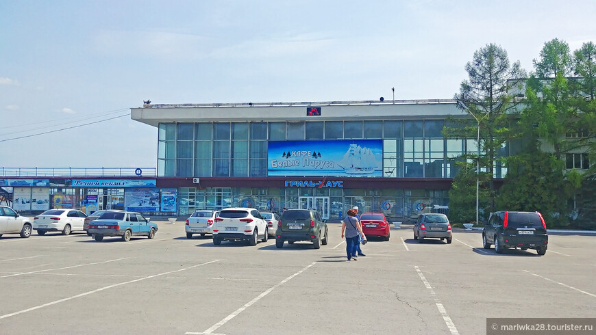 Здание Речного порта и парковка рядом с ним
