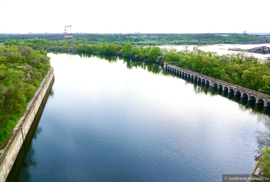 Судоходный канал, идущий от плотины ГЭС в Днепр. На заднем фоне - остров Хортица