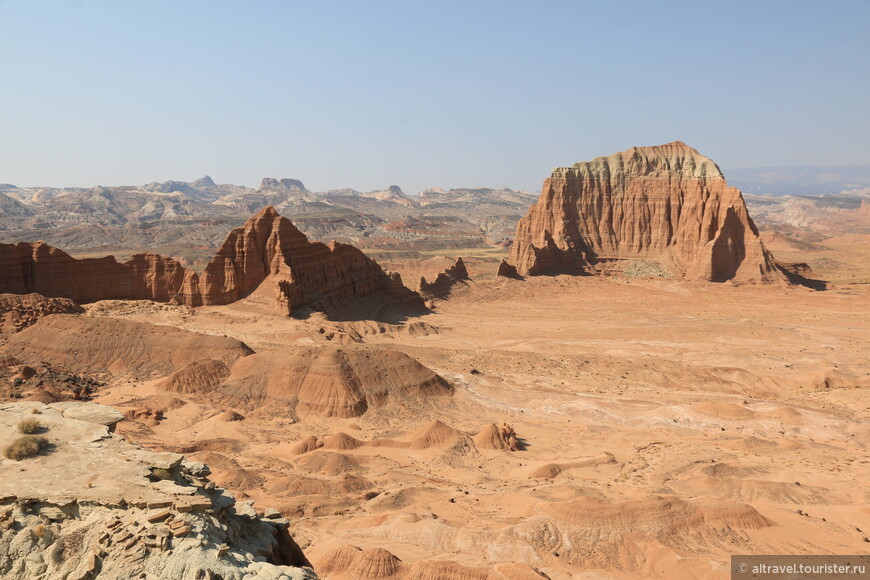 Панорама с площадки Lower South Desert Overlook:  монолиты Храм и Тюрьма, а за ними - скалы Рифа