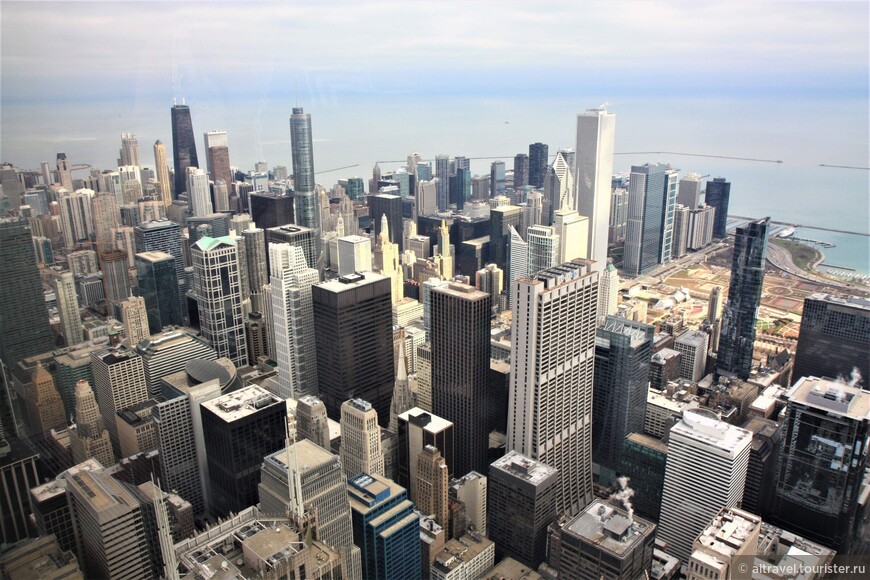 Вид на деловой центр Чикаго со смотровой площадки Уиллис Тауэр