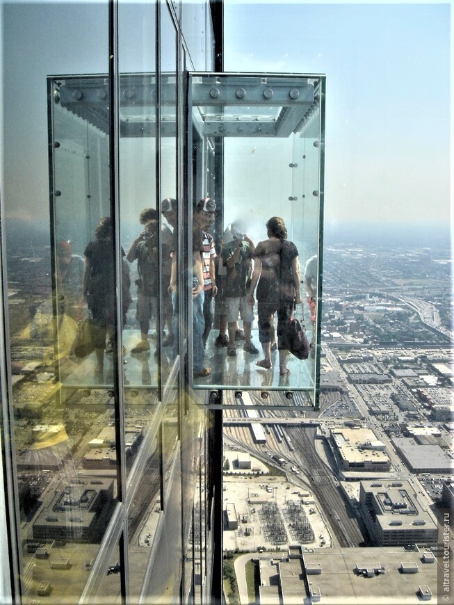 Стеклянный балкон на 103-м этаже Уиллис Тауэр (Willis Tower) для любителей острых ощущений