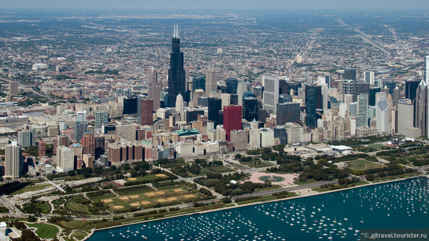 Вид на Чикаго со стороны озера Мичиган (Источник: ttnotes.com). На переднем плане - широкая полоса парков