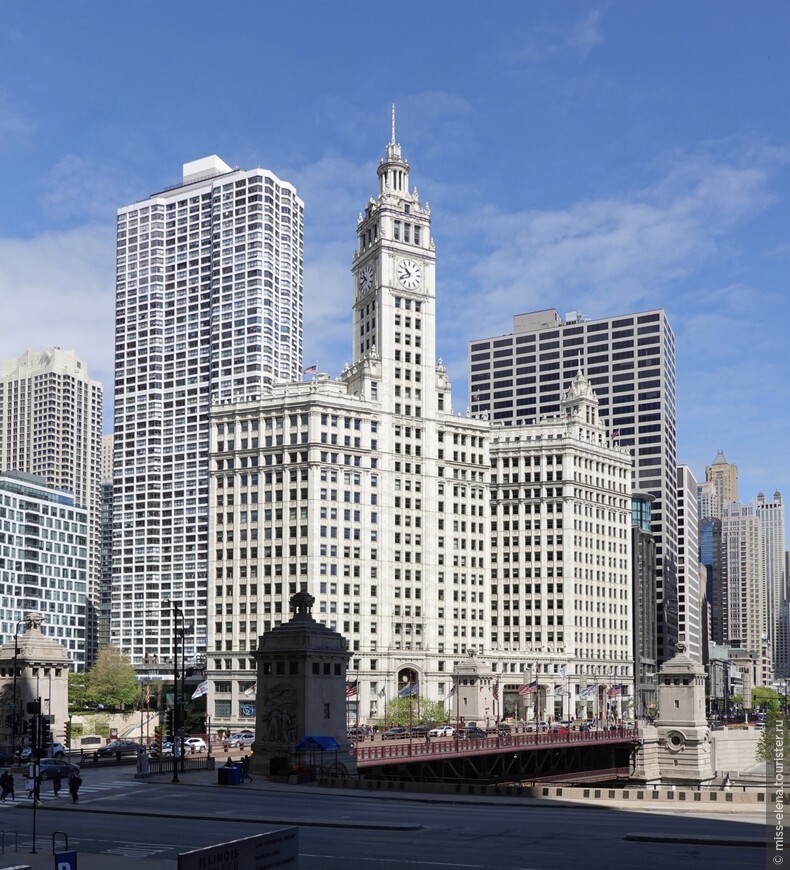 Wrigley building. Основная башня построена в 1921 году, Северная достроена в 1924. Стиль боз-ар