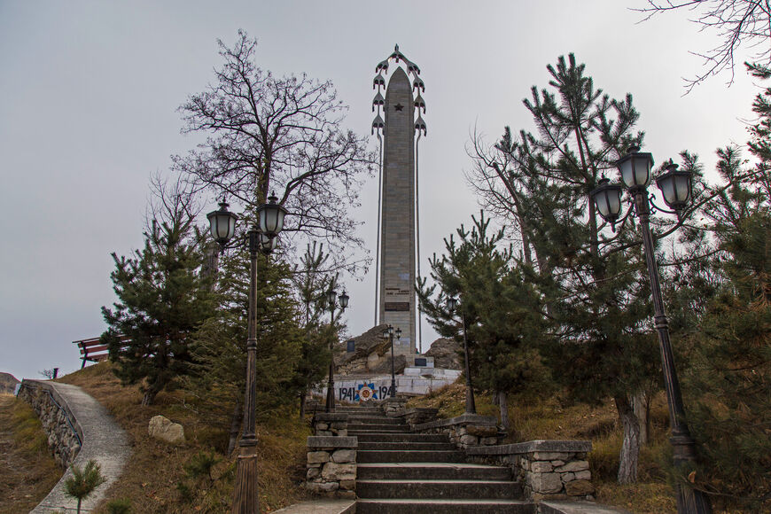 Памятник «Белые журавли»