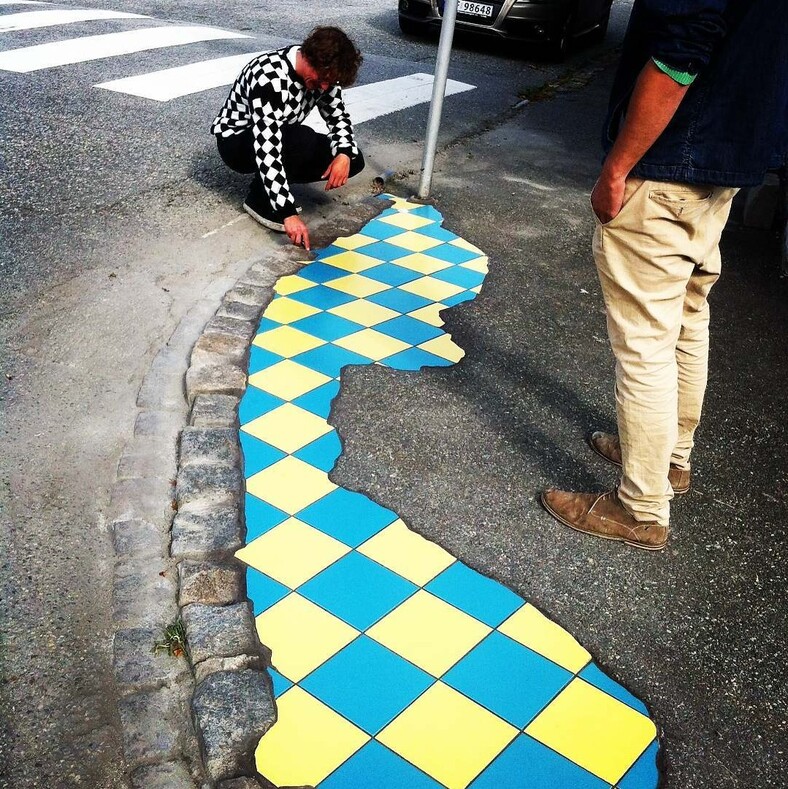 Мастер, прозванный «дорожным хирургом», ремонтирует ямы мозаикой, чтобы привлечь внимание к проблемам города:  фото необычных «заплат», ставших арт-объектами