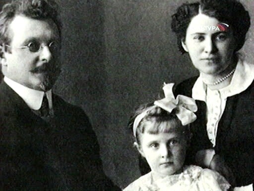 Лидия Делекторская с родителями ( фото из интернета)