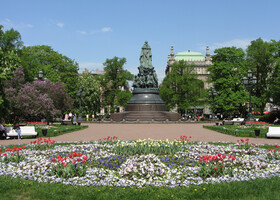 Санкт-Петербург. Весна 2021. Сакура, тюльпаны, каштаны и т. д.