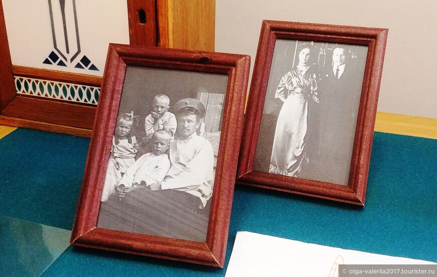  Фото А.Крячкова  с семьей в  Музее деревянного зодчества