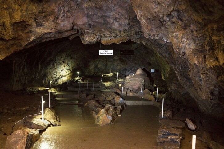 Грот Коралловый в пещере Караульной
