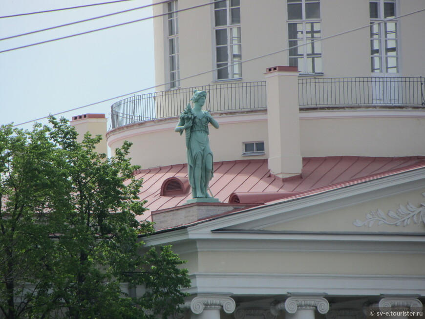 Санкт-Петербург. Пушкинский дом. Крыша