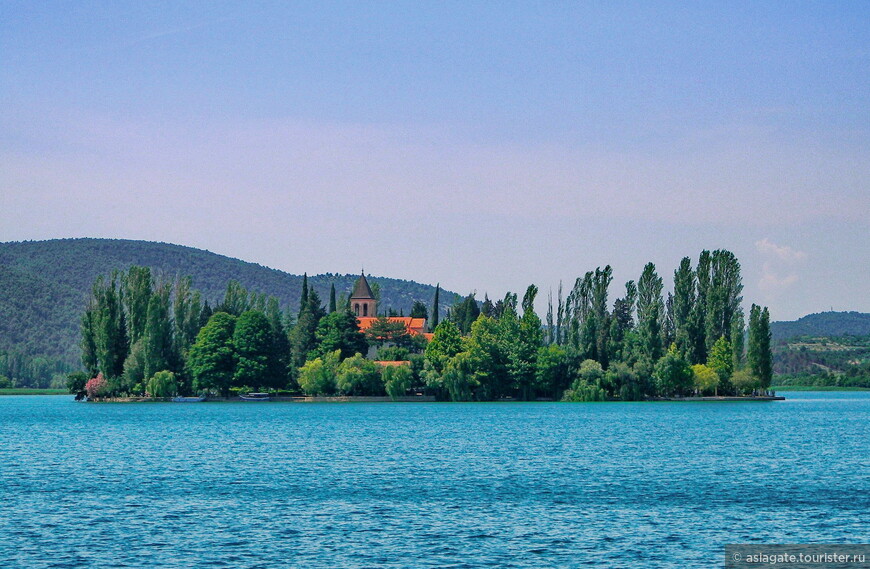 Живописный Висовац, остров-монастырь 
