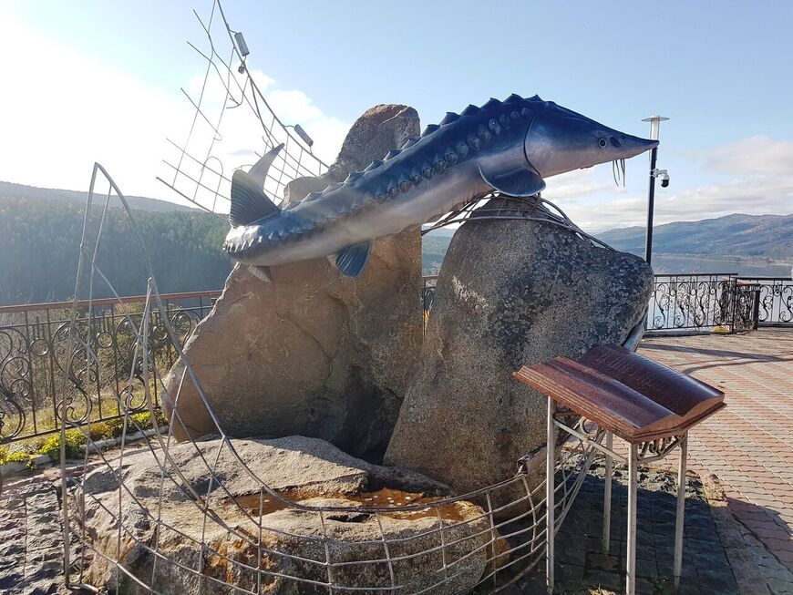 Скульптура осетра «Царь-рыба»