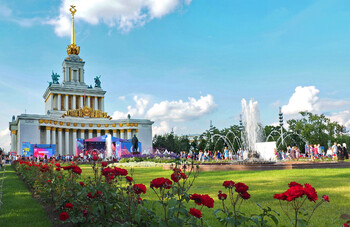 На ВДНХ в Москве воссоздали исторический розарий
