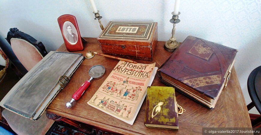 Старинные предметы на столике для игр.