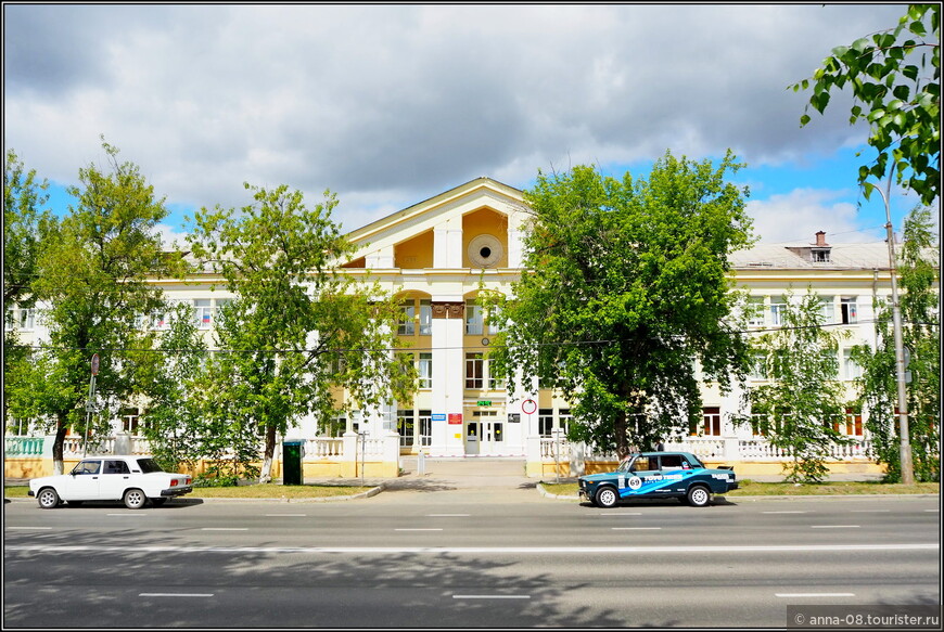 Здание, которое сейчас принадлежит Каменск-Уральскому политехническому колледжу, построено в 1957 году для Уральского алюминиевого техникума.