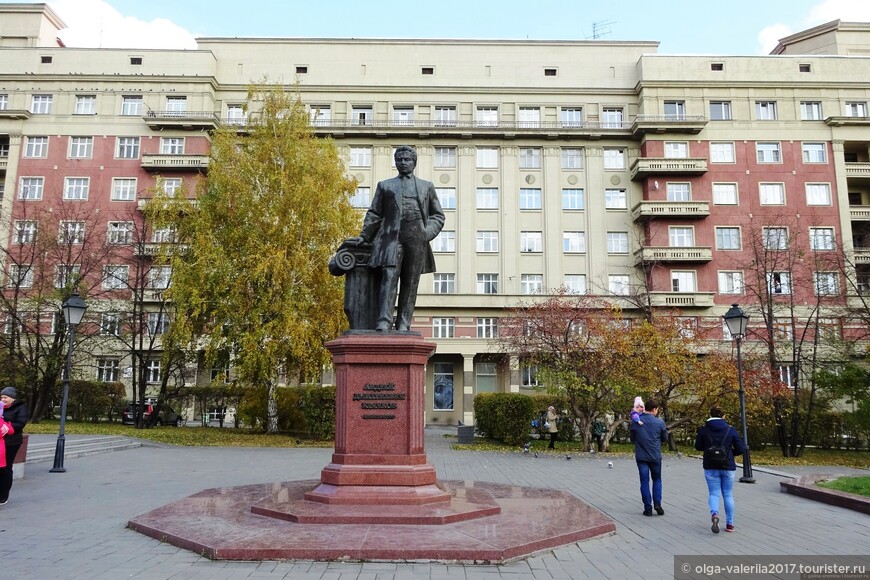 Памятник А.Д.Крячкову  перед Стоквартирным домомв Новосибирске.( фото Galina_eremina-1)