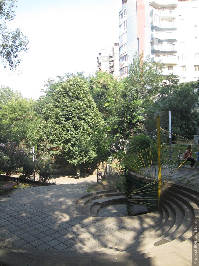 Небольшой, но интересный парк в центре столицы