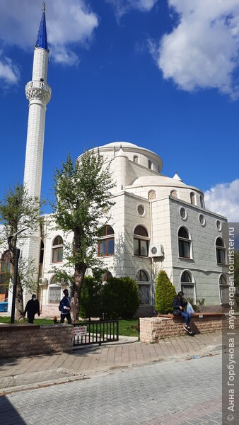 Белая мечеть рядом с остановкой